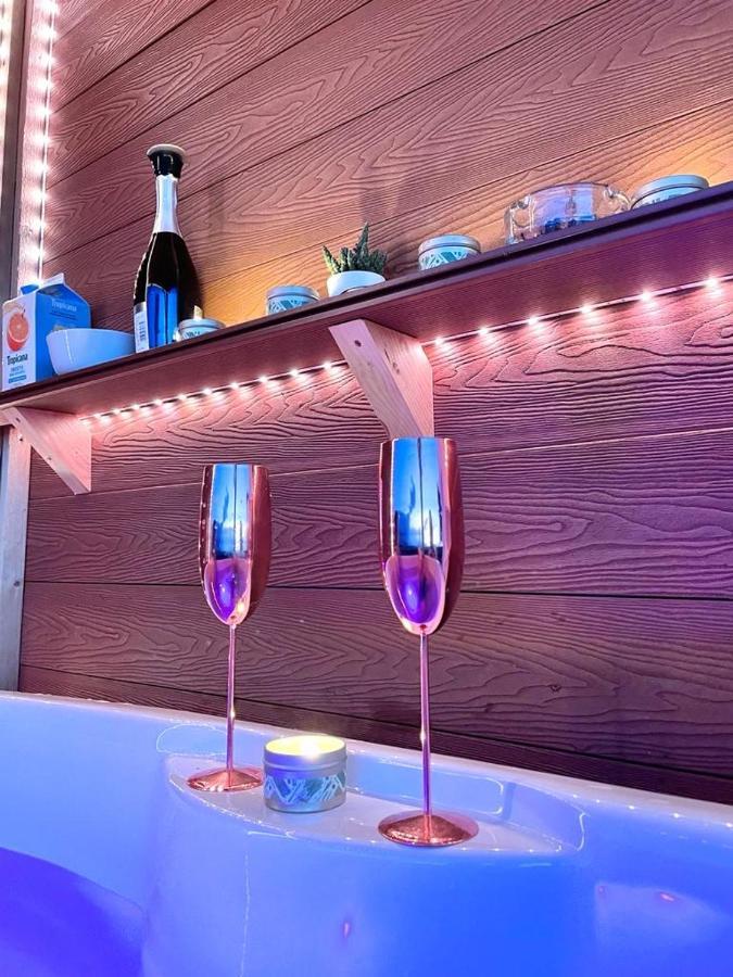 Апартаменты Finn Village - Loch Lomond Sunset Glamping Pod - Private Ofuro Hot Tub *