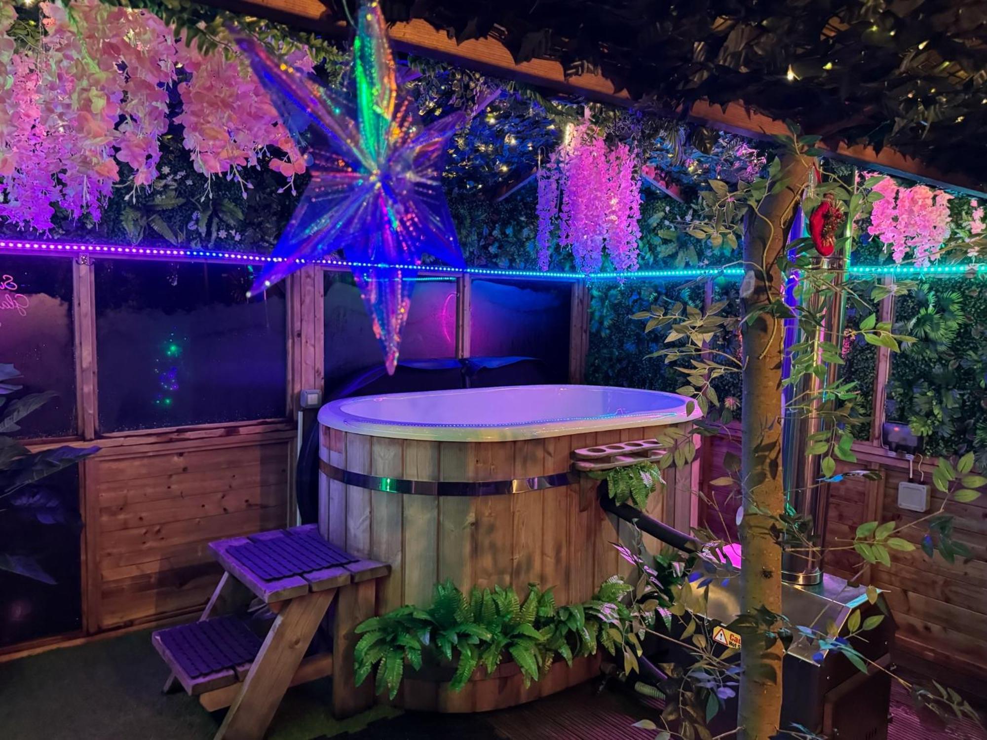 Finn Village - Loch Lomond Sunset Glamping Pod - Private Ofuro Hot Tub Apartment *
